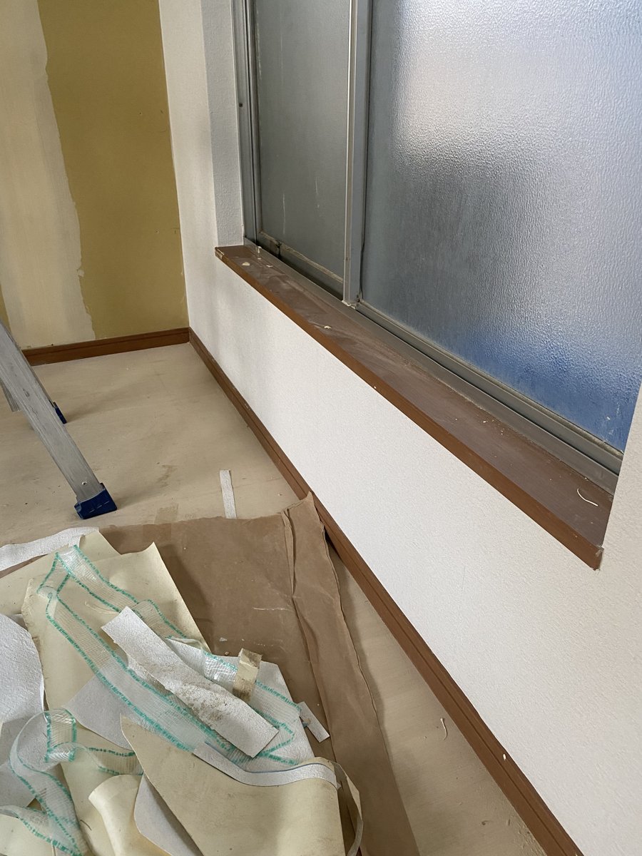 退去後の原状回復で剥がした古いクロス（壁紙張り替えDIYの工程）
